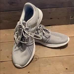 Adidas memory foam tennis shoes